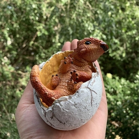 EDAGE Ankylosaurus Baby Egg Figure Jurassic Ankylosauridae Dinosaur Realistic Animal Models Educational Painted Figure Toys Dinos Collector Decor Gift Birthday for Adult (Red)