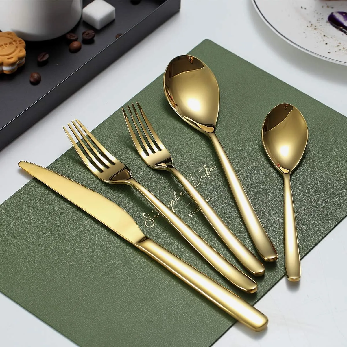 HOMQUEN 40-Piece Gold Silverware Set, Gold Flatware Set for 8, Stainless Steel Tableware Cutlery Set, Utensil Sets for Kitchen, Forks and Spoons Silverware (Shiny Gold)