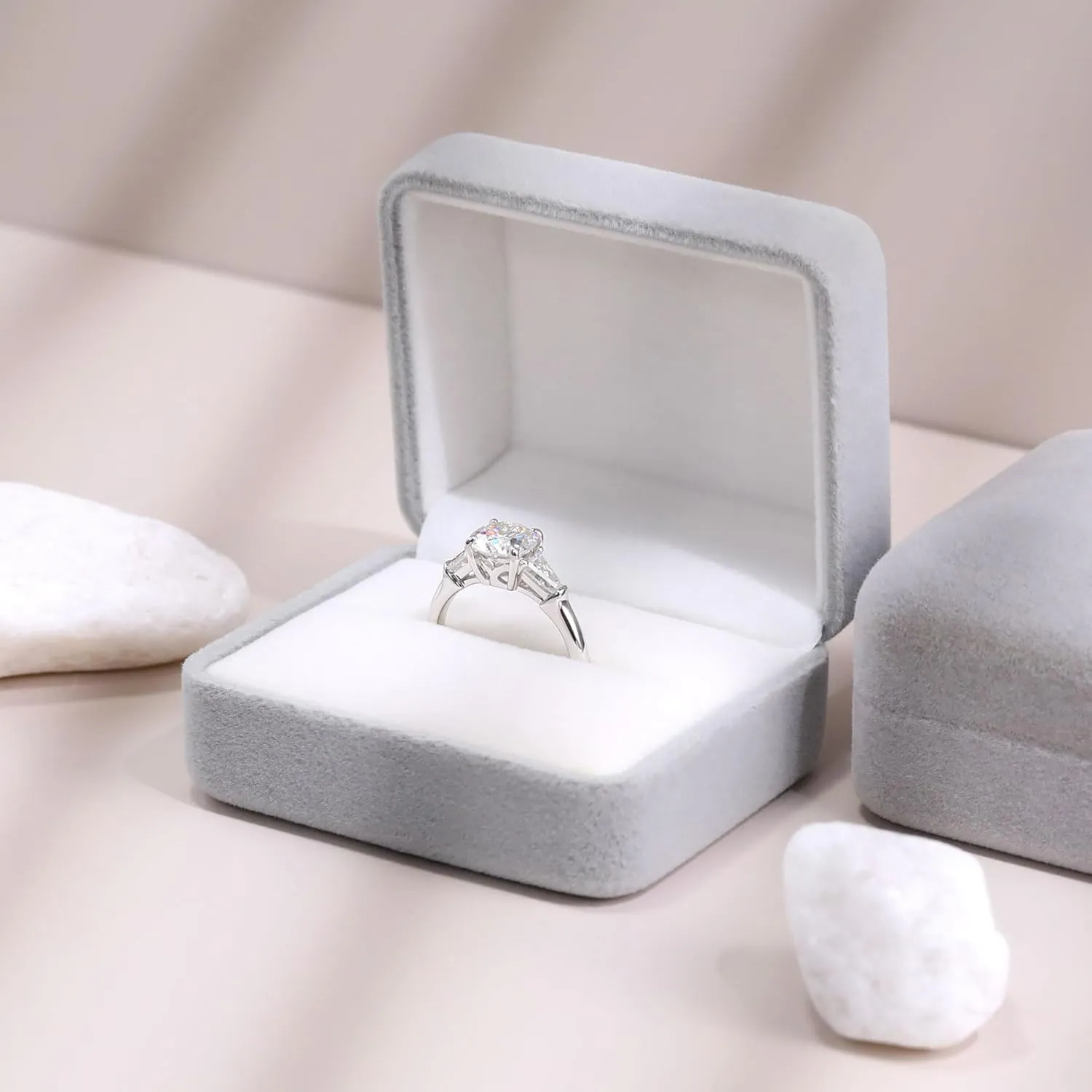 Ladylike Moissanite 3 Stone Engagement Rings for Women D Color VVS1 Round Cut Lab Created Diamond Rings 18K White Gold Plated Anniversary Wedding Promise Ring for Women