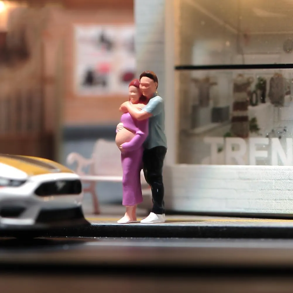 Miniatures Figurine 1/87 1/64 1/43 1/24 Scale Sweet Pregnant Couple Figures Model Creative Photography Scene Props for Cars Vehicle Toy (Painted, 1/64 Scale)