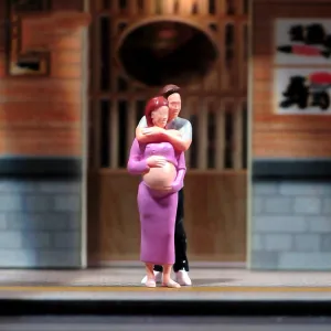 Miniatures Figurine 1/87 1/64 1/43 1/24 Scale Sweet Pregnant Couple Figures Model Creative Photography Scene Props for Cars Vehicle Toy (Painted, 1/64 Scale)